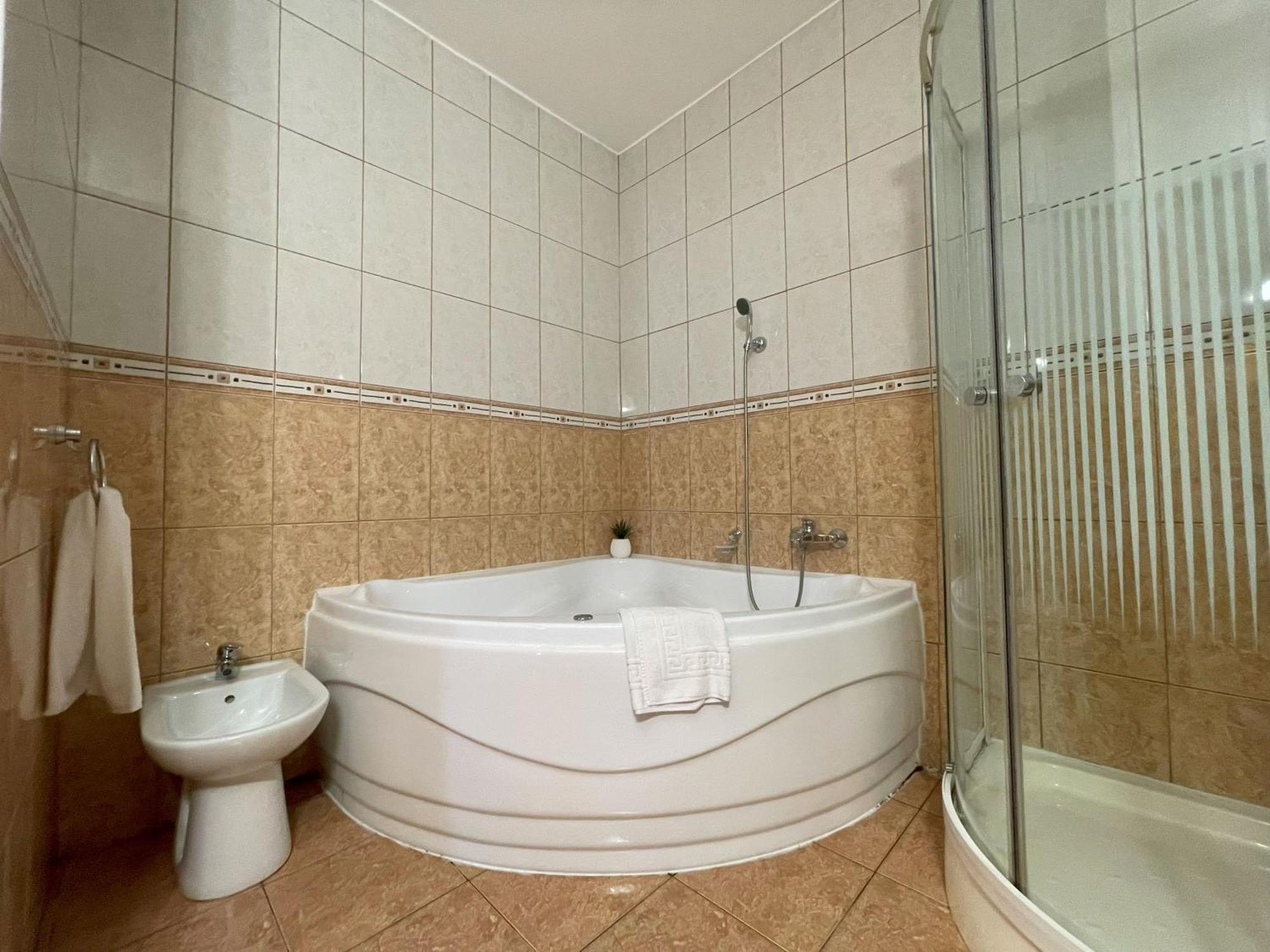 Koenig Hotel Надьканижа Экстерьер фото