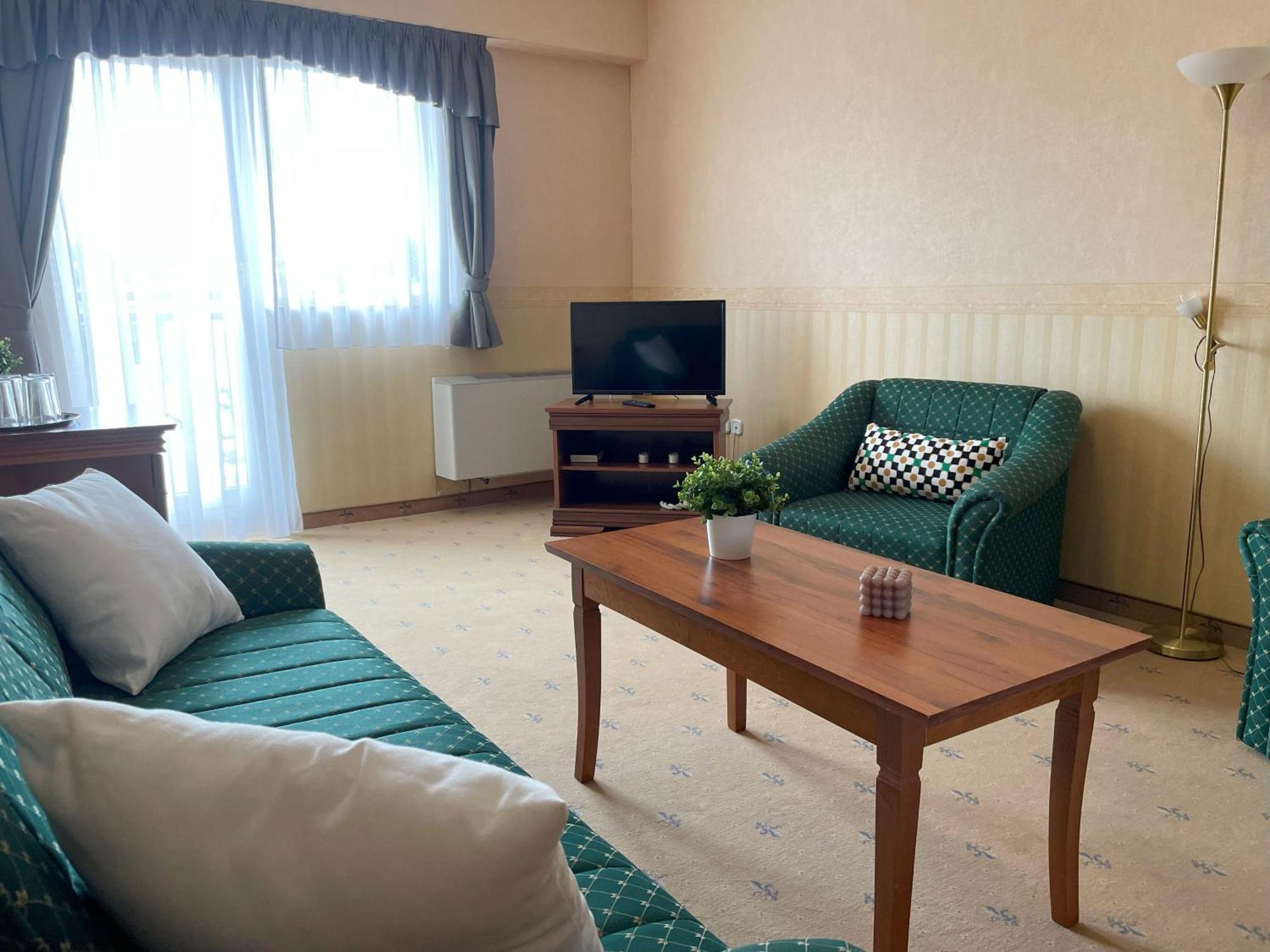 Koenig Hotel Надьканижа Экстерьер фото