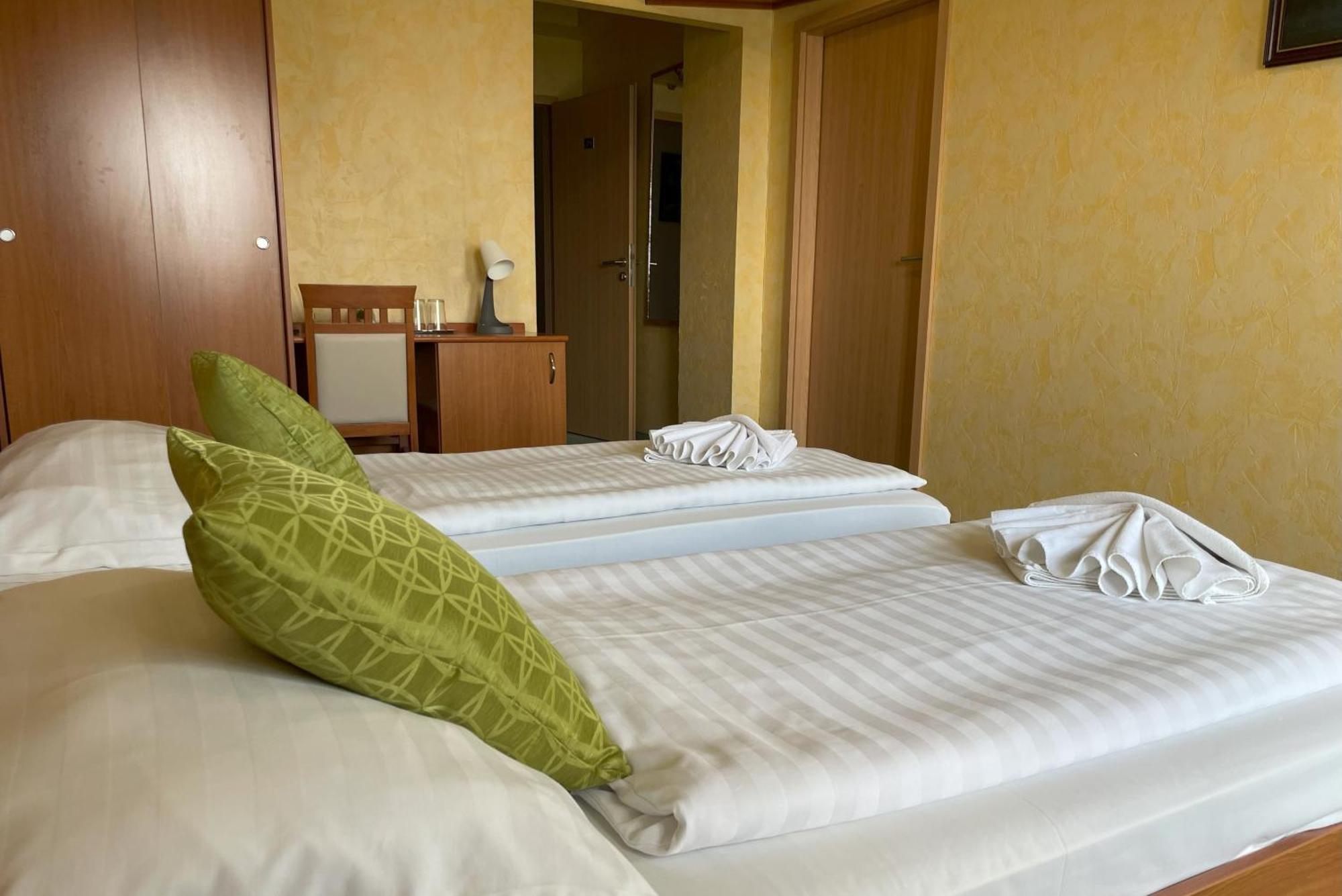 Koenig Hotel Надьканижа Экстерьер фото