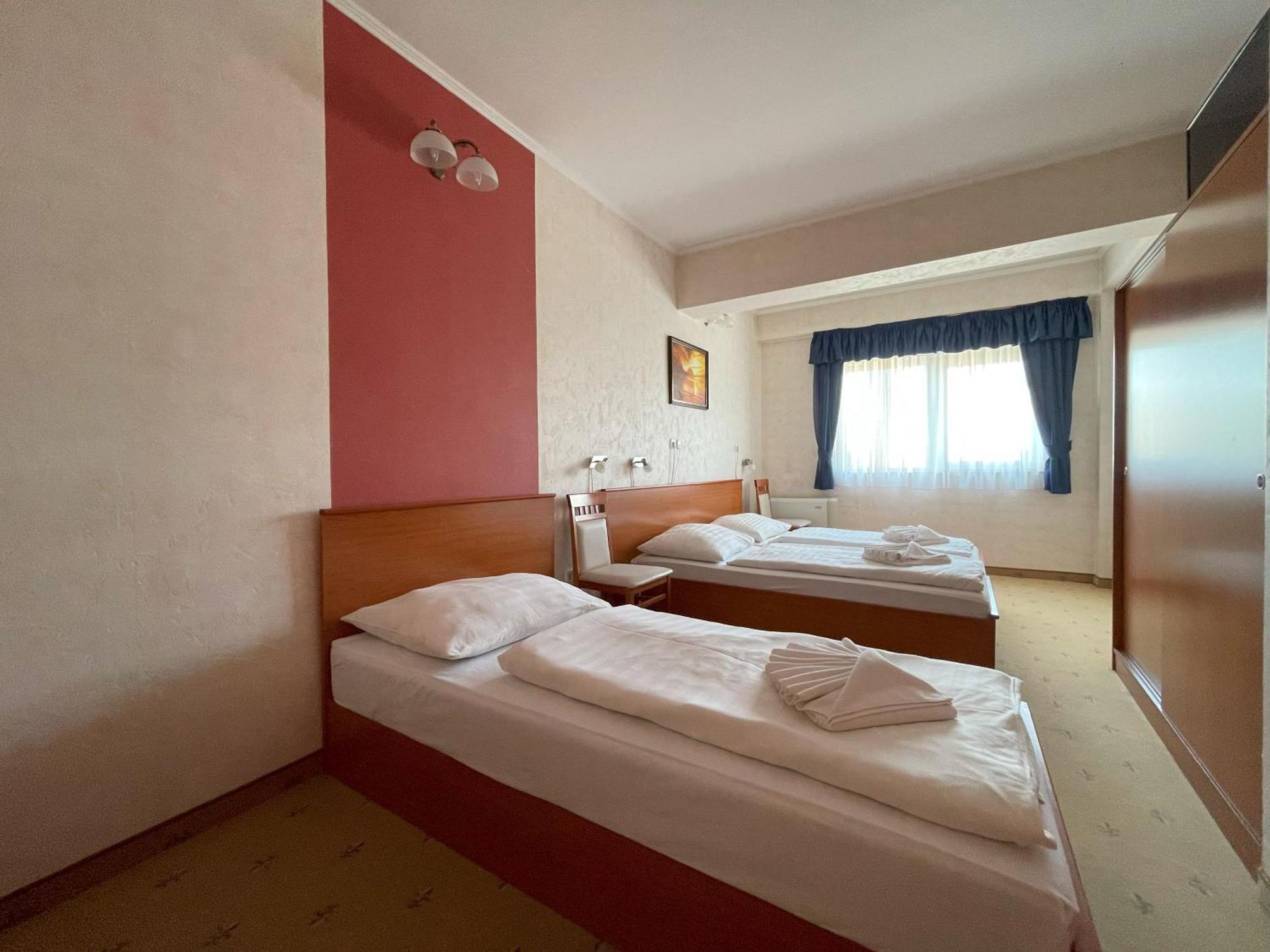 Koenig Hotel Надьканижа Экстерьер фото