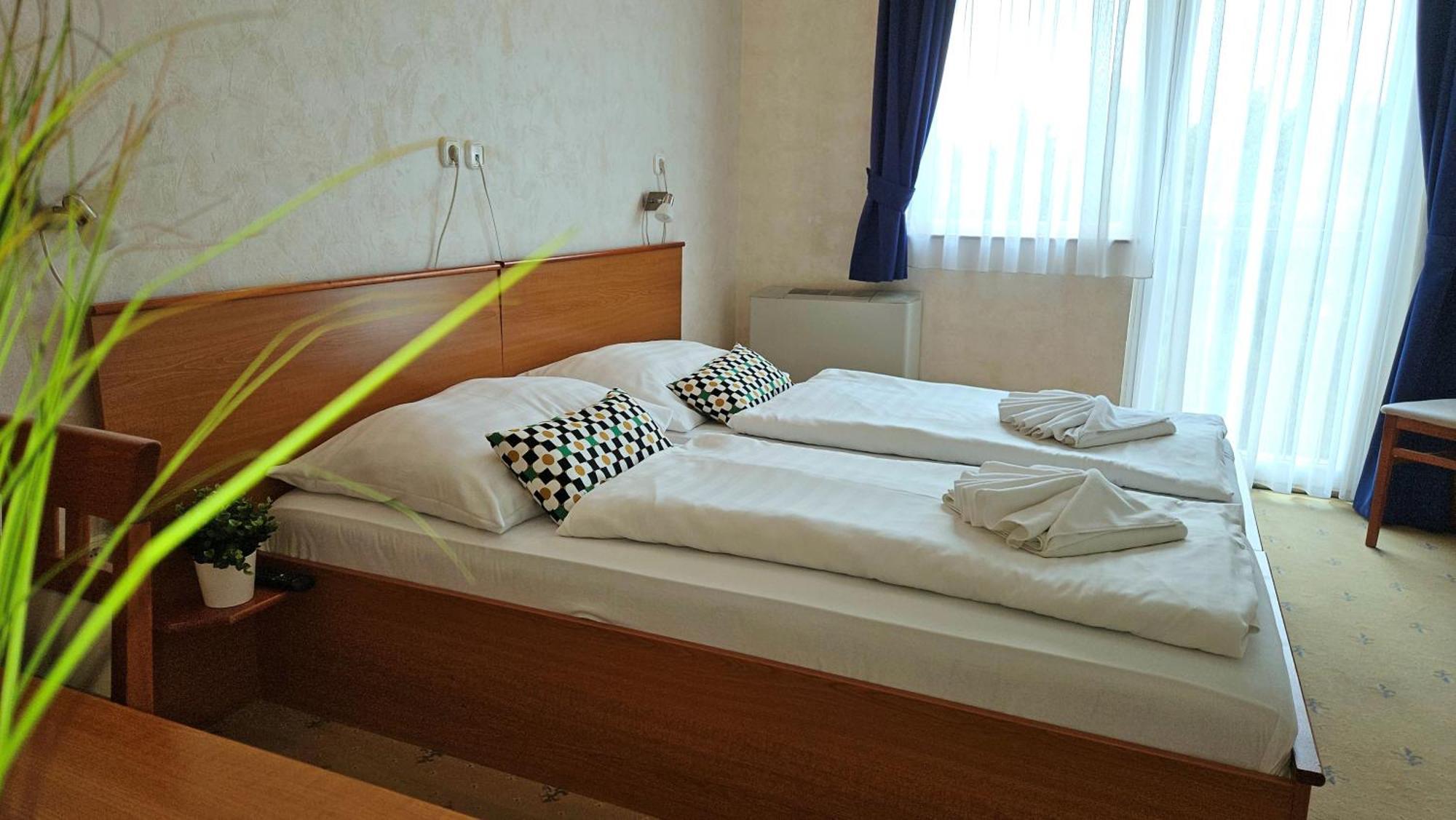 Koenig Hotel Надьканижа Экстерьер фото