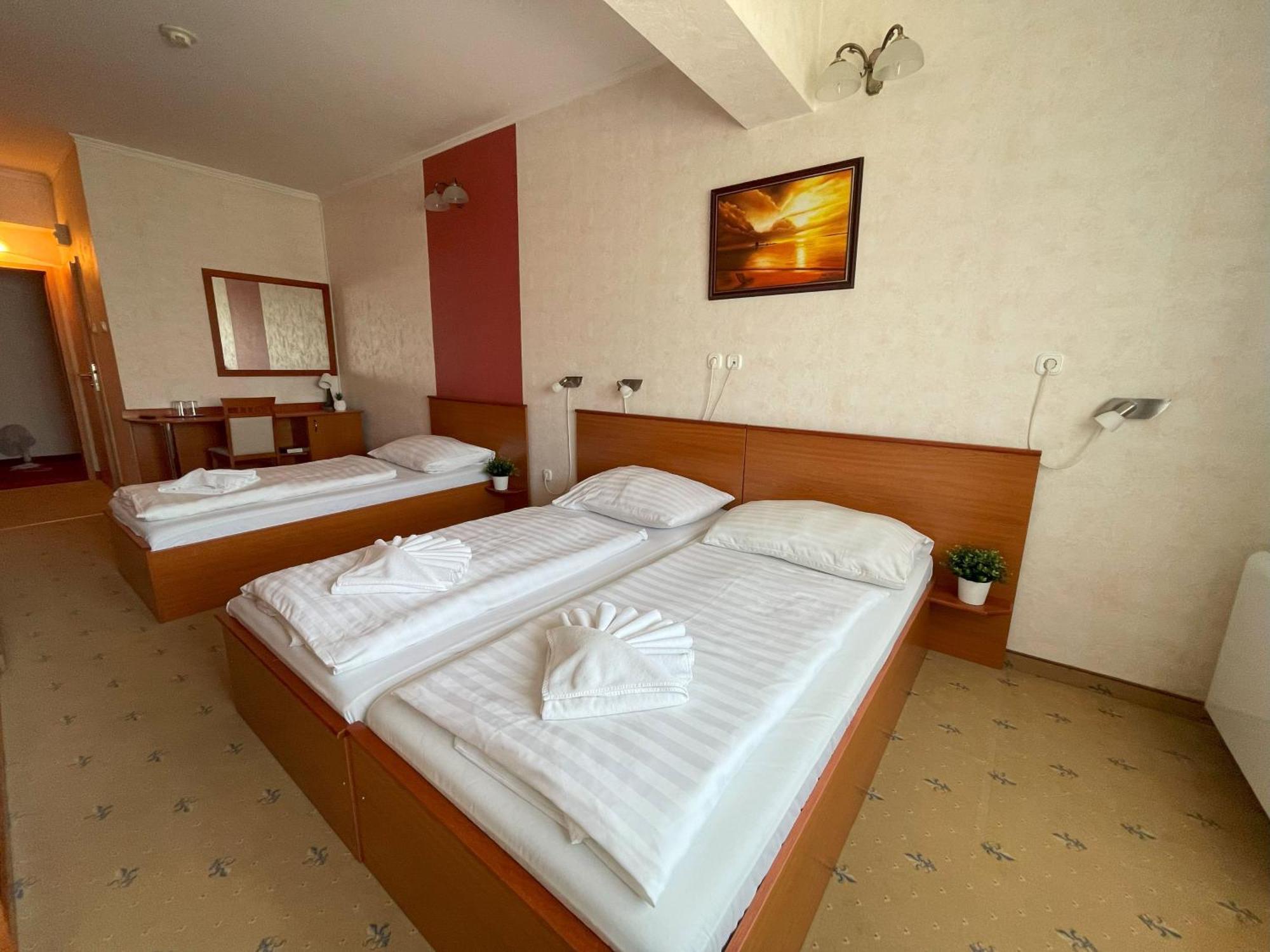 Koenig Hotel Надьканижа Экстерьер фото